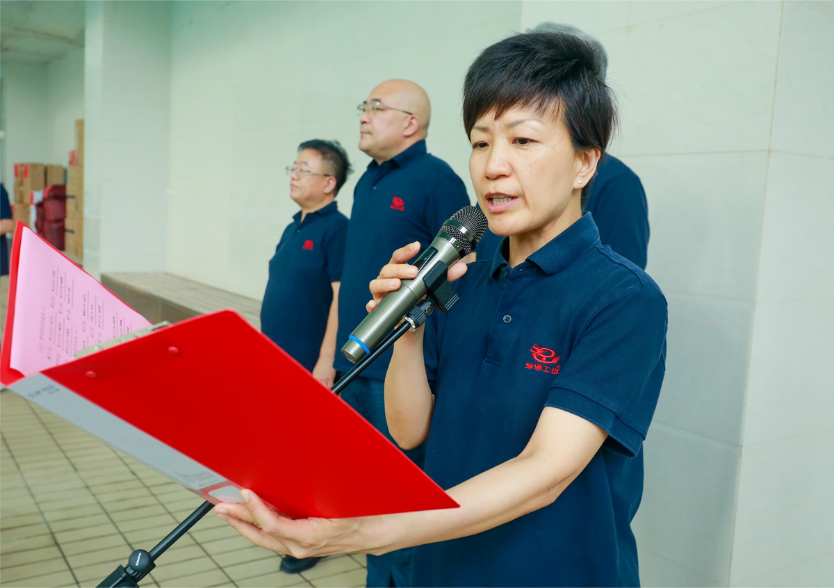 02-公司工會主席、副總經理時群英宣讀比賽成績1.JPG