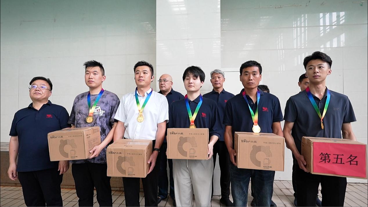 02公司副總經理辛改成為榮獲第五名的：商丘分公司艾祥、創(chuàng)新業(yè)務部田一鳴、投標中心王潤龍、鶴壁分公司趙有光、市場部柏昆雷 頒獎表彰.jpg