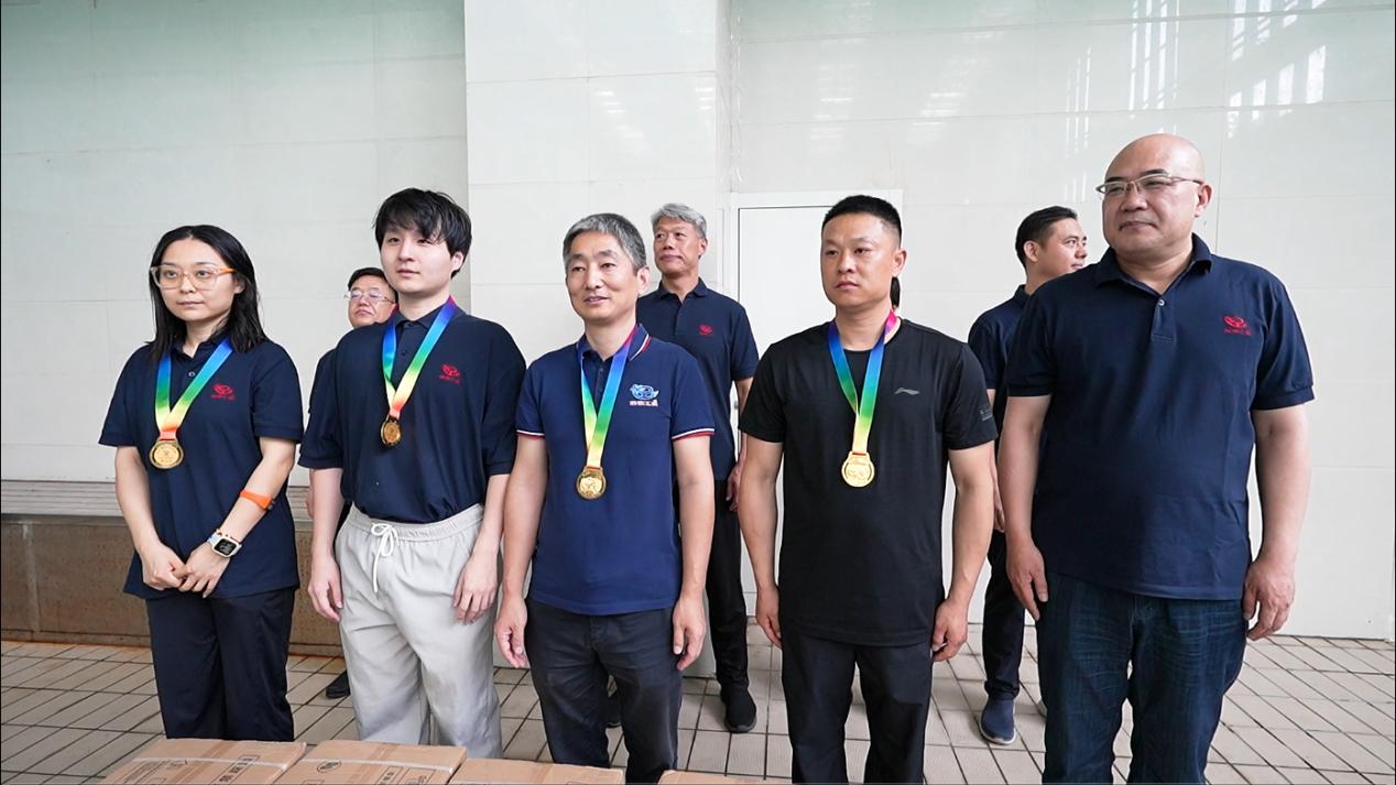 05公司副總經理荊旭慶為榮獲第二名的：投標中心王潤龍、平頂山分公司朱筱萌、焦作分公司何博博、AI中心趙國綱 頒獎表彰.jpg