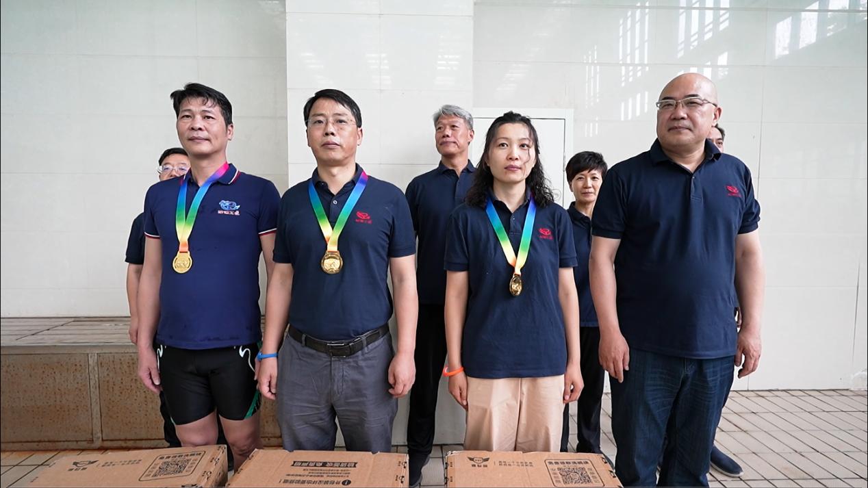 06公司副總經理荊旭慶為榮獲第一名的：中誠公司余林、焦作分公司劉杰、創(chuàng)新業(yè)務部楊祥強 頒獎表彰.jpg