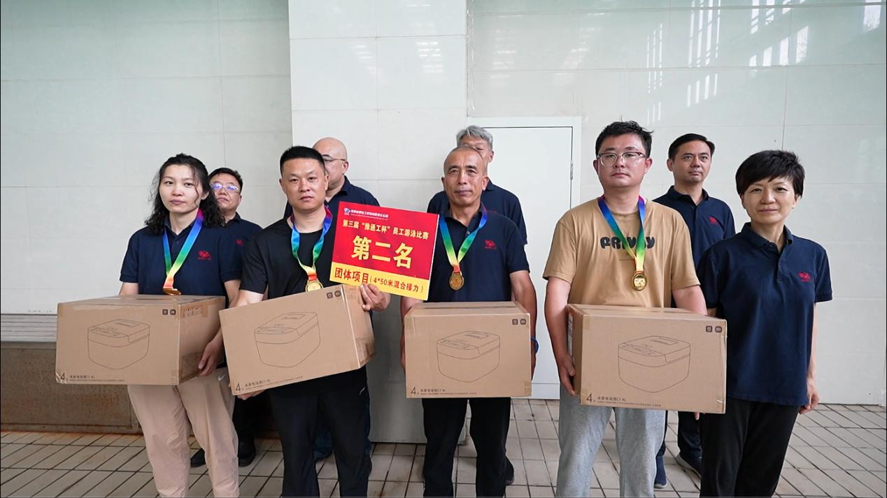08公司工會主席、副總經理時群英為榮獲450米接力項目第二名的：第十三分工會（焦作分公司）頒獎表彰.jpg