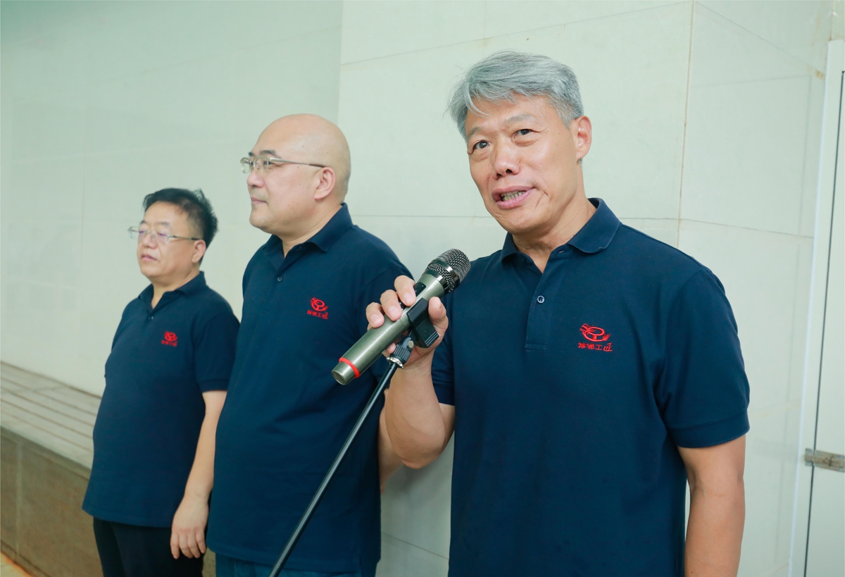 01-公司黨委書記、總經理李子憲宣布第三屆“豫通工杯”員工游泳比賽圓滿閉幕.JPG